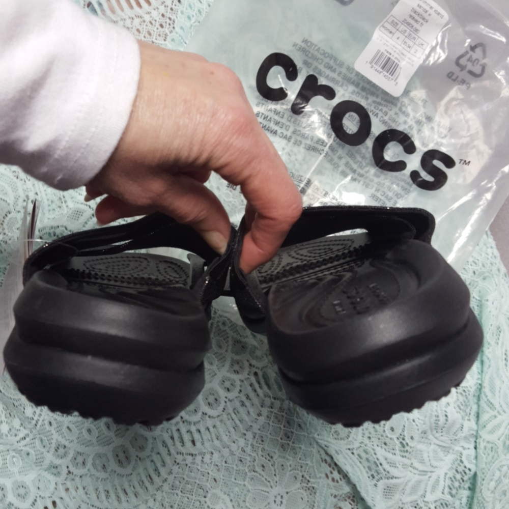 ππ©΄β€οΈ NWT women's CROCS black shimmer sandals size 4 ππ©΄β€οΈ - Picture 3 of 7